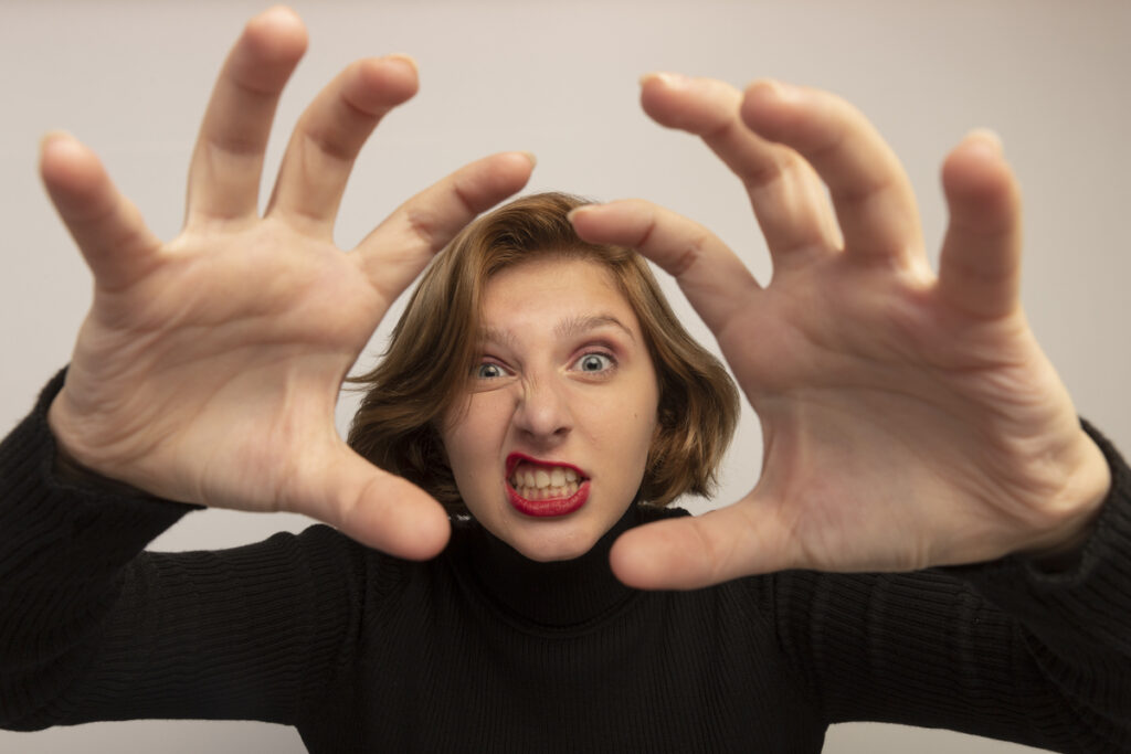 девушка пытается напугать собеседника