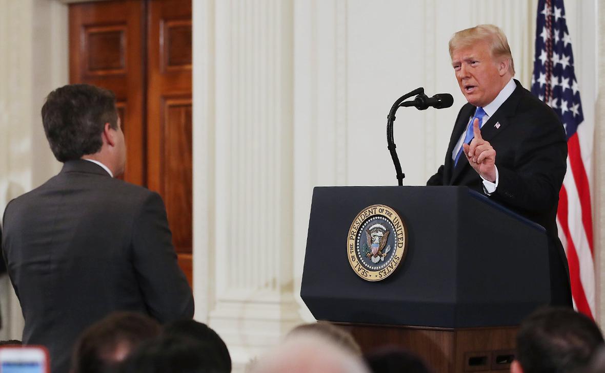 Джим Акоста и Дональд Трамп в Восточной комнате Белого дома в Вашингтоне, 7 ноября 2018 г. (Mark Wilson / Getty Images)