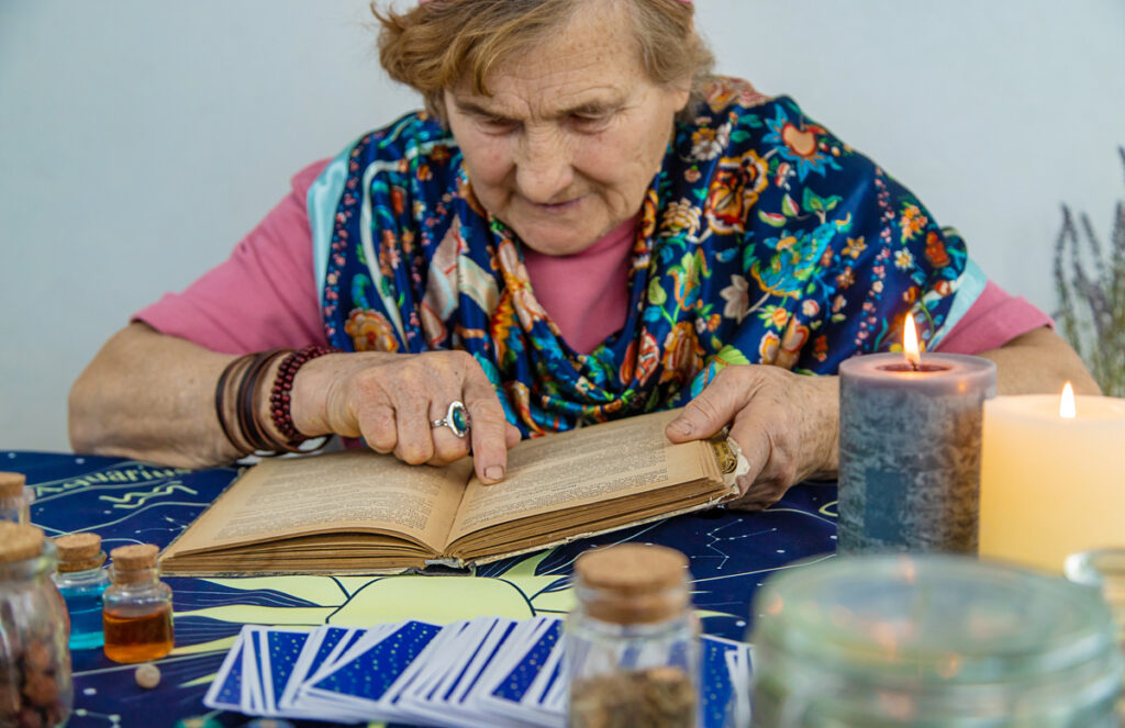 женщина предсказывает будущее