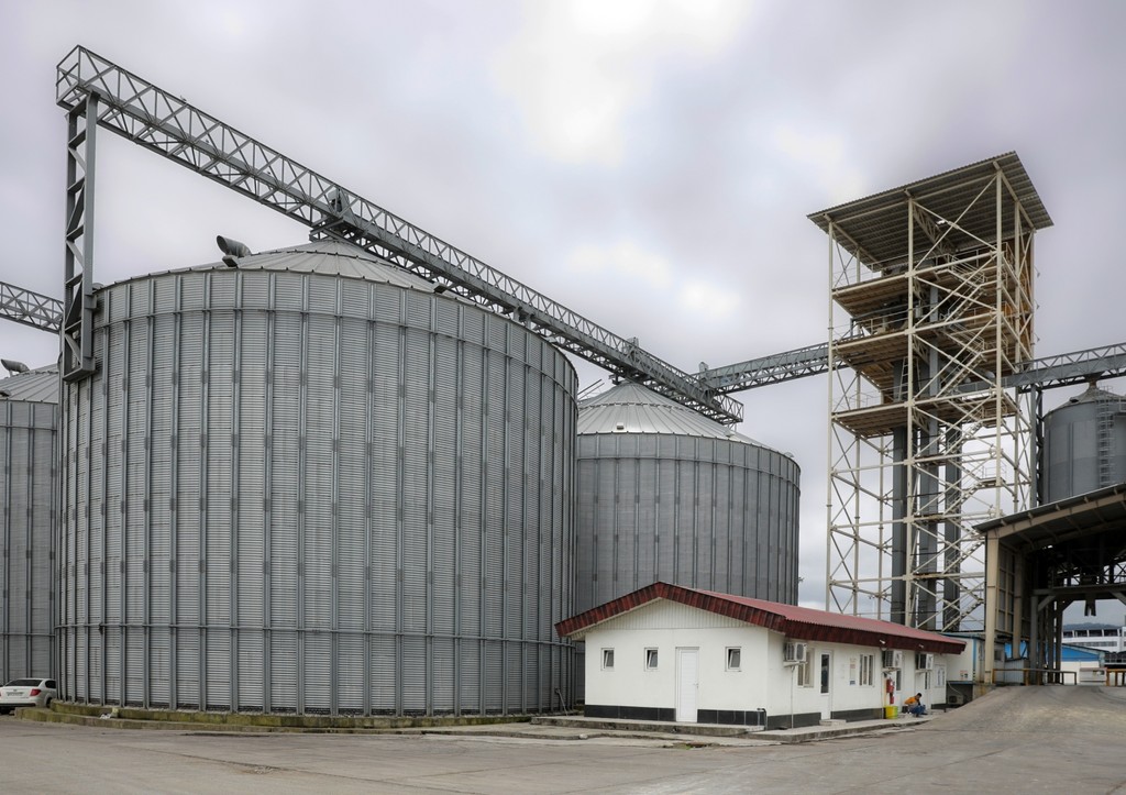 Нефтехранилеще.Порт Ноушехр в провинции Мазандаран, северный Иран.