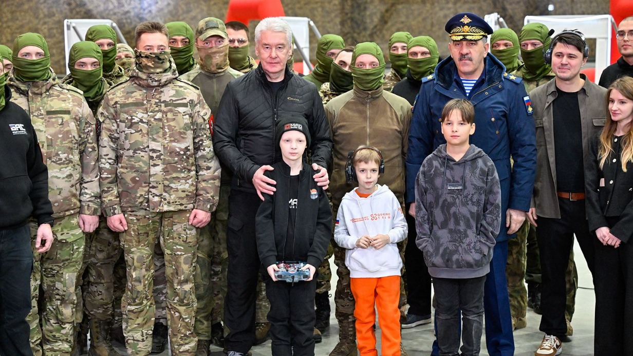 Мэр Москвы Сергей Собянин (третий слева) и замминистра обороны РФ Юнус-Бек Евкуров (третий справа) пообщались со спортсменами и бойцами, управляющими дронами