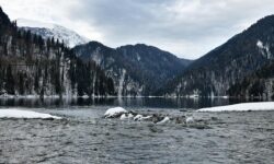 Поиски туриста у живописного озера Рица 0aa07a48-2281-4681-9c38-d89e08ccef5c-67f2f2f6