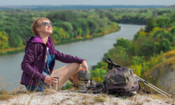 Шесть удивительных направлений для путешествий без загранпаспорта GirlInTheMountainsWithABackpackAndScandinavianSticks