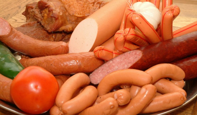 Врач предупредила россиян о вреде сосисок и колбасы