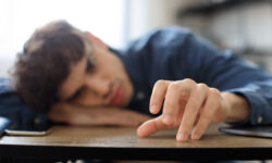 Как понять и преодолеть лень: советы от психолога Майи Голубевой ProfessionalBurnoutAndDepressionArabicYoungManExhaustedOfOverworking