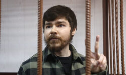 Прокуратура утвердила обвинение по делу Аяза Шабутдинова о мошенничестве Обвиняемый в мошенничестве блогер Аяз Шабутдинов перед заседанием в Таганском суде