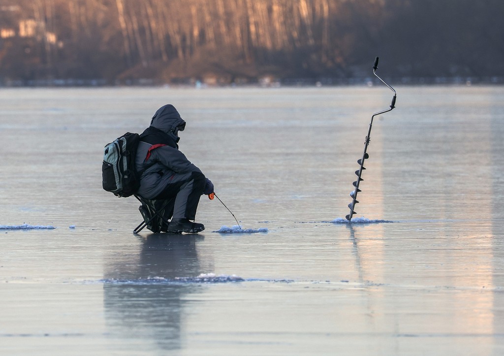 Еще один рыбак провалился под лед и утонул в Ростовской области