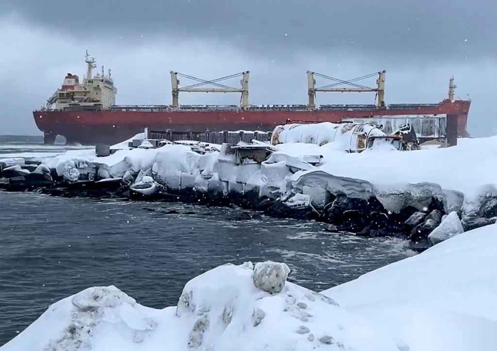 На Сахалине обезопасились от разлива топлива с севшего на мель судна
