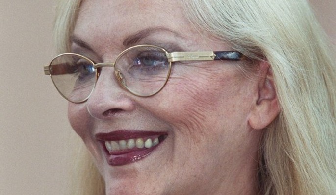 "Она на коленях должна стоять": плюнувшая в народ звезда "Иронии судьбы" получила ответ