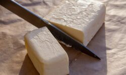 Выбираем качественное сливочное масло правильно и безопасно a48c23d3-33db-4f75-b74f-70e554cfb55d-67fa15bb