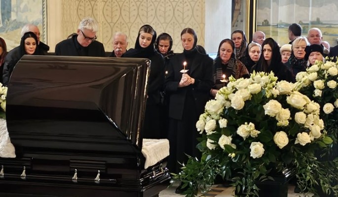 "По его просьбе и настоянию": сын у гроба Стриженова огласил его завещание