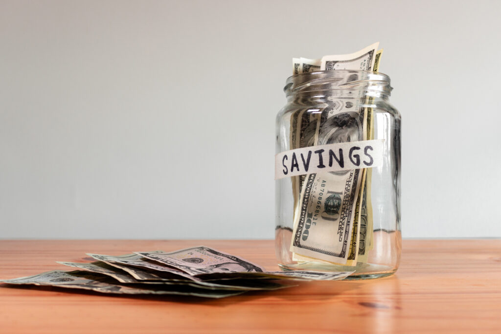 банка с накопленными долларами