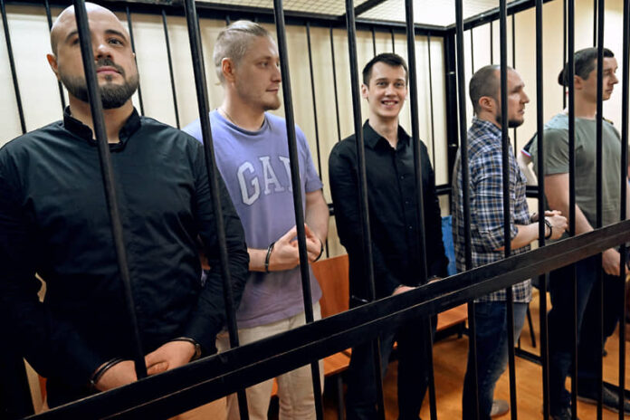 bojczy chvk enot ot skami podsudimyh na peredovuyu-ul-rks-ru-174051519300-0