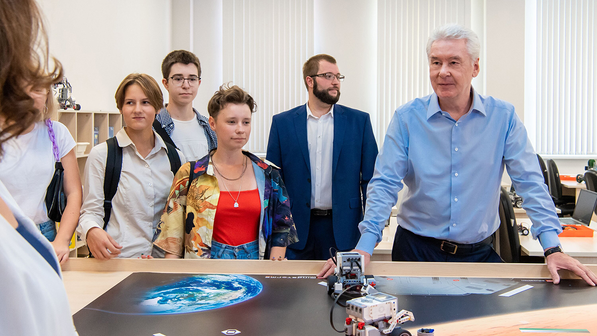 Собянин рассказал, как Москва помогает школьникам изучать ИТ-направления