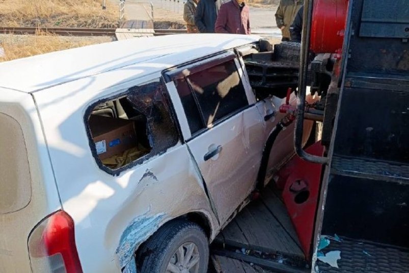 В Уссурийске тепловоз протаранил легковушку на переезде Дальневосточная транспортная прокуратура