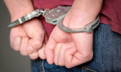 Находчивые спасатели помогли освободить человека от сломанных наручников ArrestedManInHandcuffsWithHandsBehindBackTheCriminal