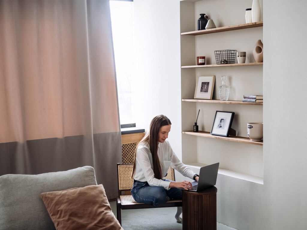 девушка проходит онлайн обучение