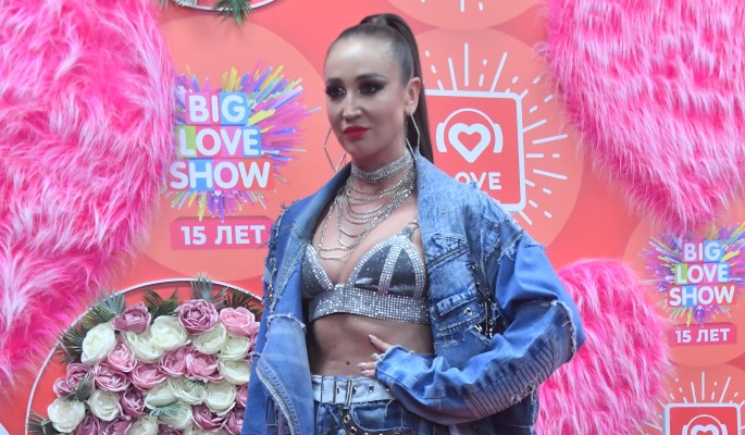 "Пытается возвысить себя": бывший коллега осудил глумящуюся над Тарасовым Бузову