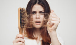 Доктор Бизра раскрыл секрет густых волос GirlWithACombAndProblemHairOnWhiteBackground