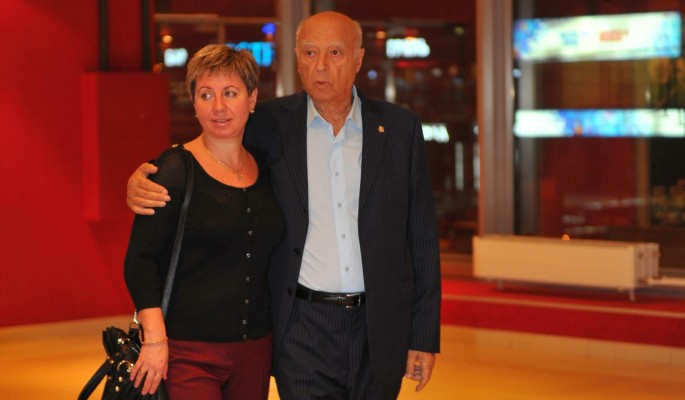 Этуш с неба все видит: вдова артиста лезет на стенку после услуг молодого парня