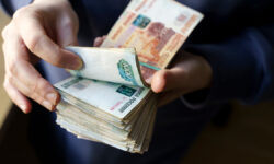 Изменение размера пенсионных выплат в марте 2024 года RussianRublesBanknotesInHandsDuringTheWarInUkraine