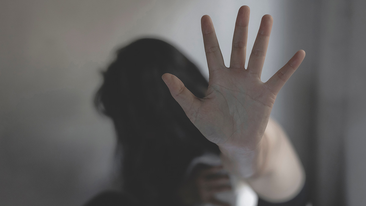 Алкоголь, воровство, побеги: омбудсмен — о прикованной к батарее девочке из Дагестана