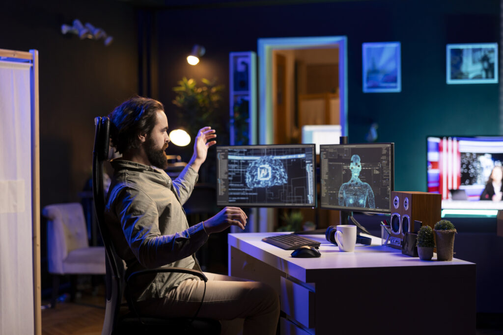 мужчина пишет программу на компьютере