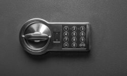 Школьник проявил находчивость в сложной ситуации, защищая семью CodeLockOnTheSafeDoor