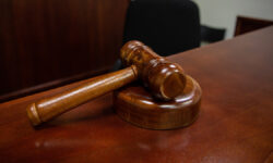 Справедливость восторжествовала: бывший столичный полицейский привлечён к ответственности CourtroomHammerTrailCourtLawJustice