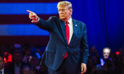 Трамп объявляет о мерах по борьбе с выплатами лицам старше 200 лет NationalHarborMdUsa-February242024DonaldTrumpSpeaks