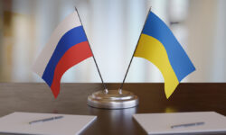 Украина предложила вернуть всех пленных в режиме полного обмена UkrainianAndRussianFlagsOnTableNegotiationBetweenRussiaAnd