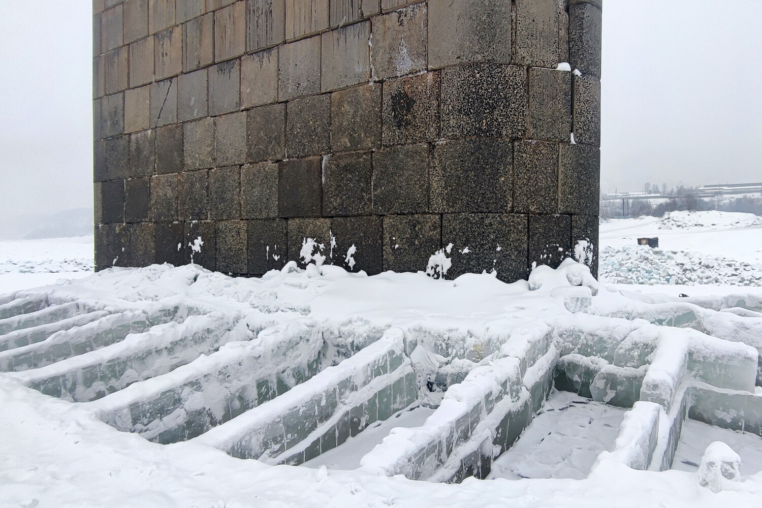 Уникальная технология заморозки реки открывает новые горизонты в строительстве-0