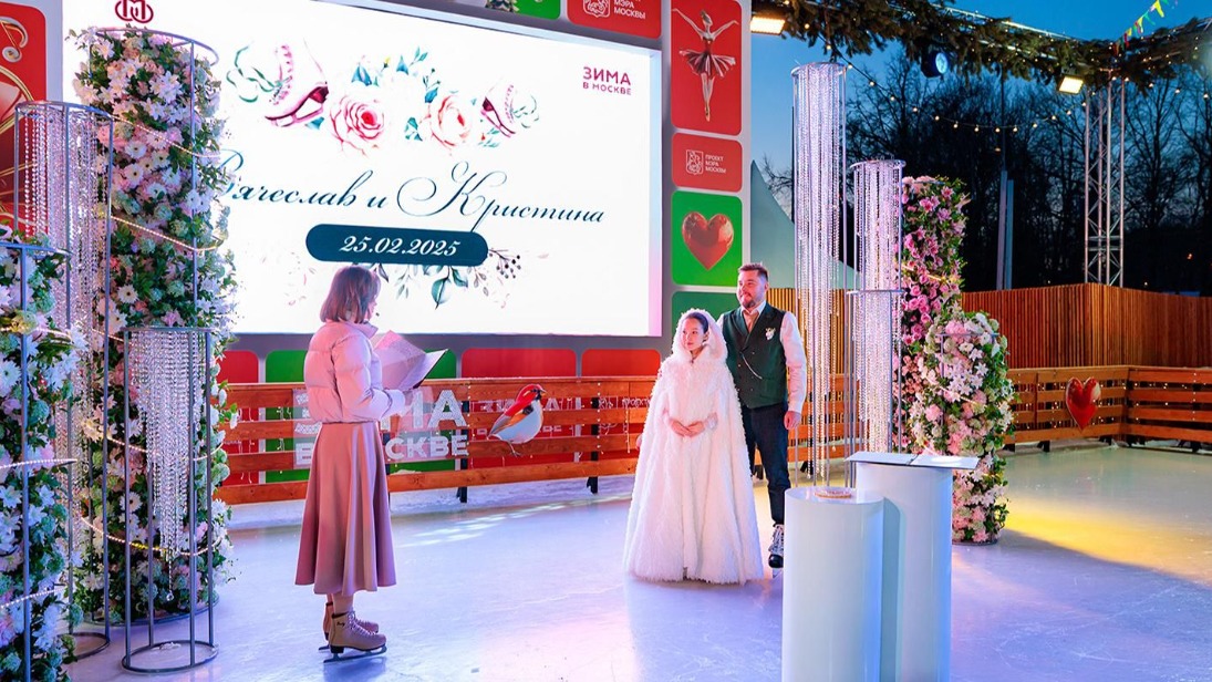 «Зима в Москве»: две пары поженились на катках на ВДНХ и Воробьевых горах