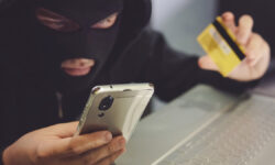 Жительница столицы столкнулась с мошенничеством при замене домофонных ключей MaleHackerInARobberMaskUsesPhoneCreditCard