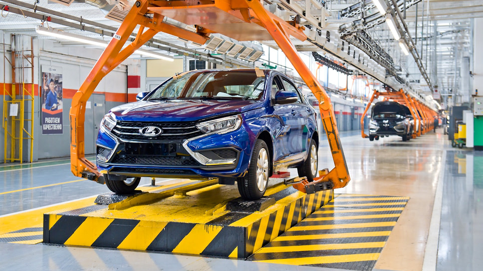 Lada Vesta в цвете «Капитан»
