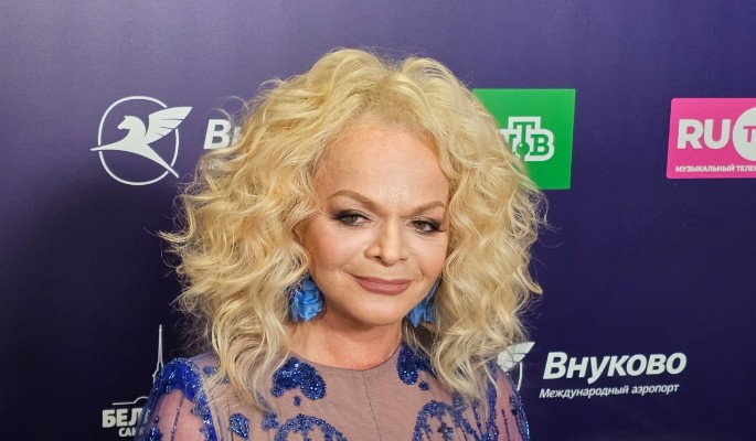 "Девушка что-то с чем-то перепутала": Долина высказалась о похабном платье Бузовой