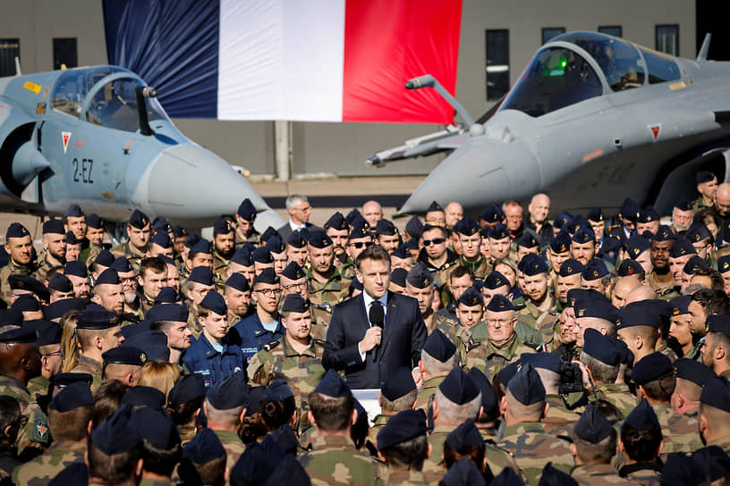 Президент Франции Эмманюэль Макрон в окружении военных летчиков на 116-й авиабазе