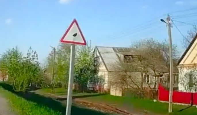 Попавший в ДТП водитель сбил предупреждающий об опасности знак