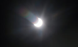 Москва встречает солнечное затмение с комментариями Олега Угольникова из ИКИ РАН Частное солнечное затмение в Москв