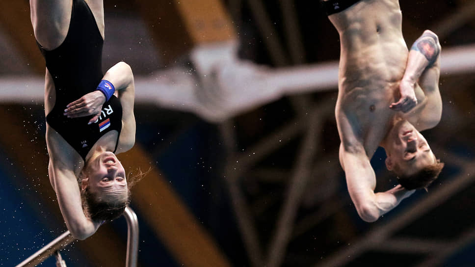 Спортсмены Никита Шлейхер (справа) и Юлия Тимошинина (слева) во время выступления