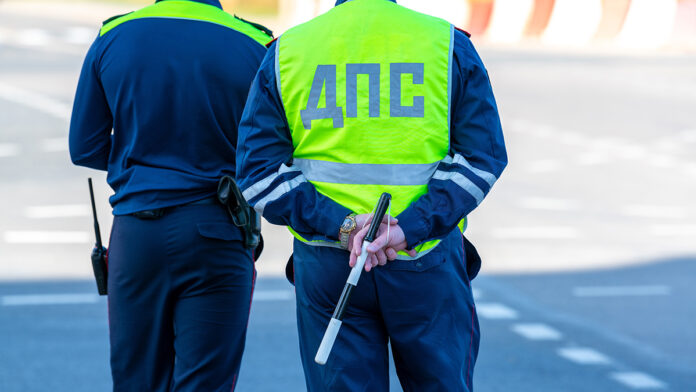 ATrafficPoliceOfficerIsOnDutyAtByThe