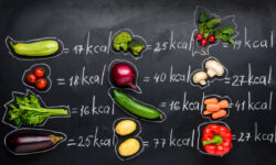 5 невероятных фактов о калориях, которые вы едите fresh vegetables and calories table isolated on black healthy lifestyle concept