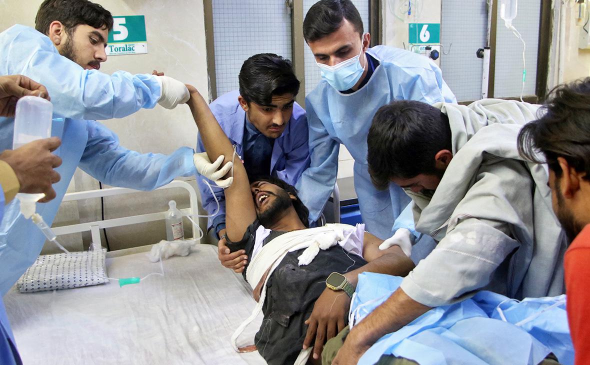 Медицинский персонал оказывает помощь мужчине, который был спасен из поезда, атакованного боевиками-сепаратистами, Кветта, Пакистан, 13 марта 2025 года (Naseer Ahmed / Reuters)