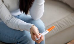 Россия укрепляет здоровье матерей и детей при поддержке Минздрава и эксперта Натальи Долгушиной ASadWomanHoldsAPregnancyTestInHerHand