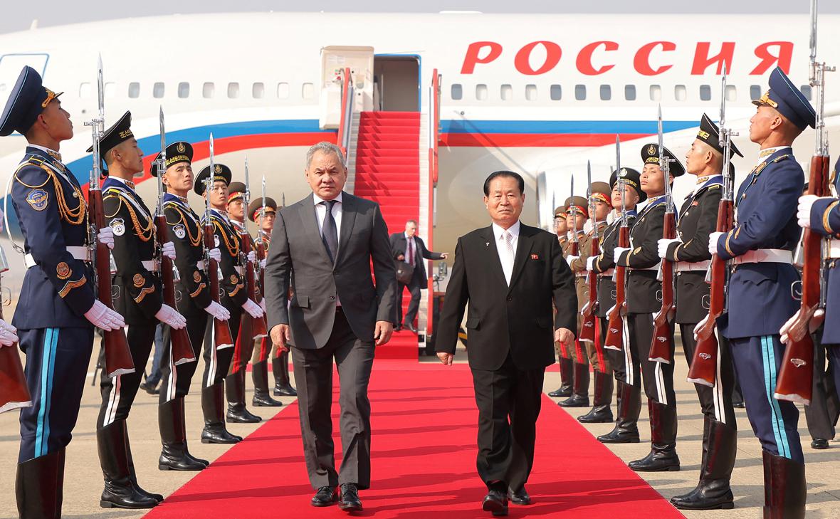 Сергей Шойгу во время визита в Северную Корею (KCNA / Reuters)