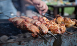 Советы АМАЛКО и депутата Госдумы для оптимальных отпускных в мае AManGrillsMeatKebabsOnAnOpenFireOn