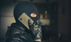 Столичные полицейские задержали курьера аферистов обманувших пенсионерку 32 миллиона YoungAdultInBlackClothesWithHiddenFaceIll-intendedFraudster