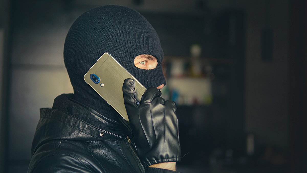 Полиция столицы задержала курьера мошенников, укравших у пенсионерки 32 миллиона