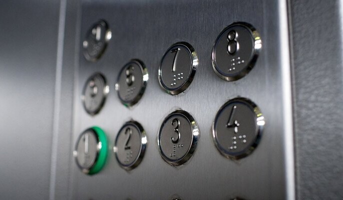 Более 190 лифтов заменят на севере Москвы в 2022 году