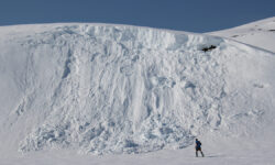 Трагедия в горах Алматы и важность безопасности на курортах Казахстана ALoneSkierApproachesAnAvalancheInASnow-coveredMountain